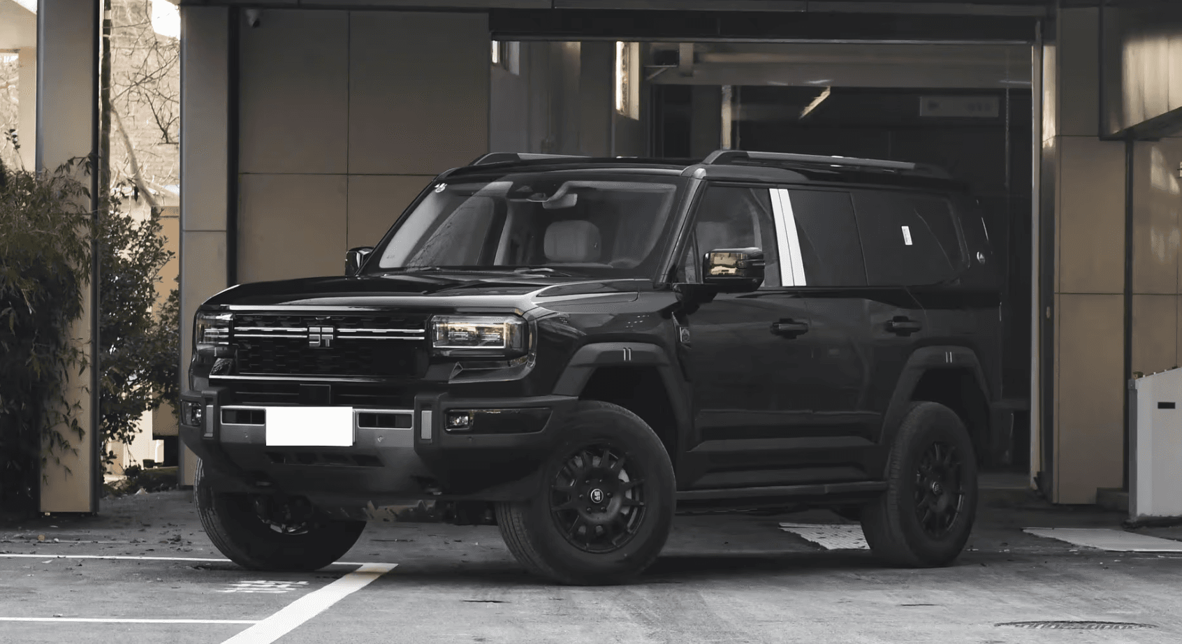 SUV JETOUR sur terrain désertique et en plateau — adaptabilité aux routes complexes pour conducteurs à l'étranger